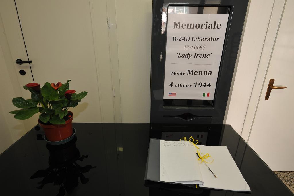 24 Inaugurazione Memoriale caduti B24 Liberator a Zorzone.JPG